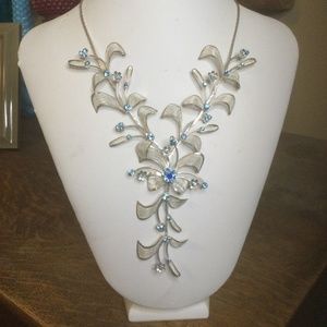 Necklace Silver tone with blue flowers
